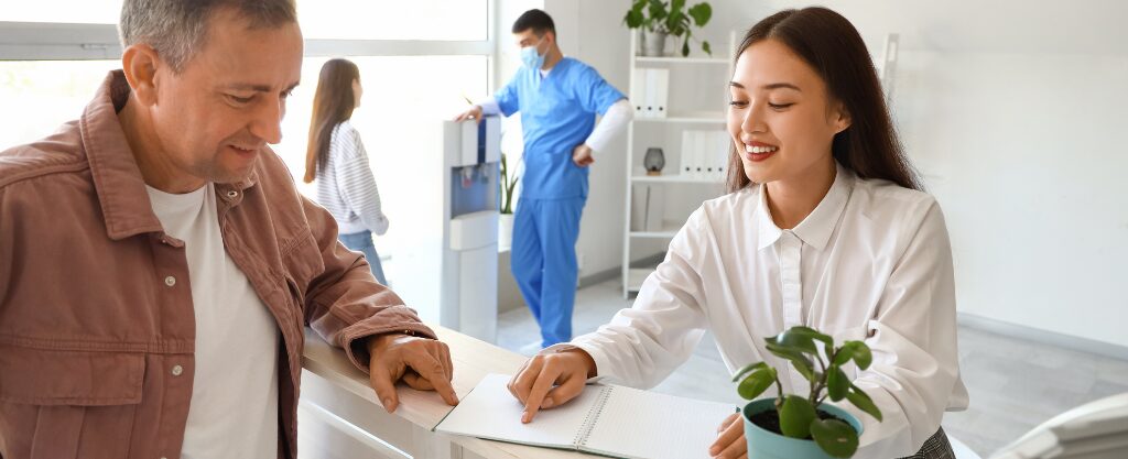 Varias personas en la sala de espera de una consulta médica