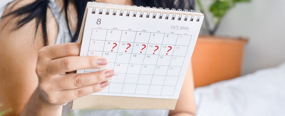 Mujer sosteniendo un calendario de papel