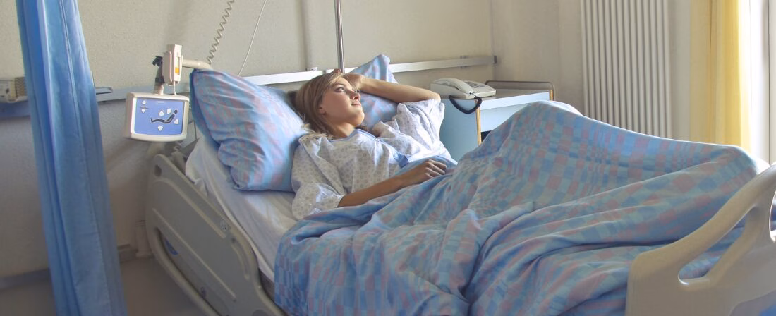 mujer en la cama de un hospital