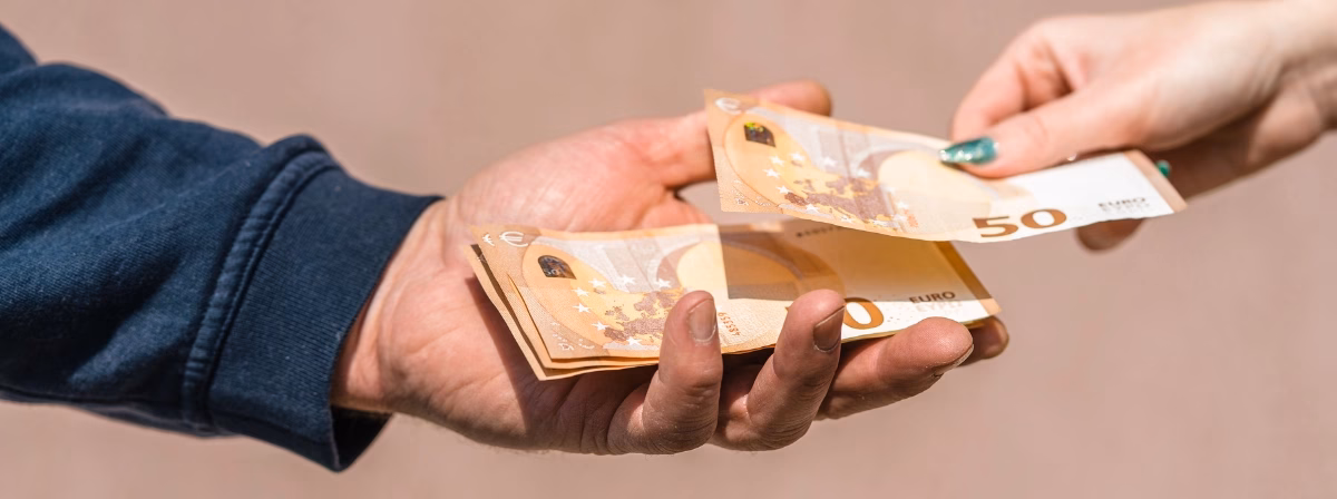 persona recibiendo dinero
