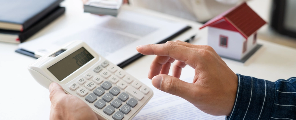 Persona utilizando una calculadora