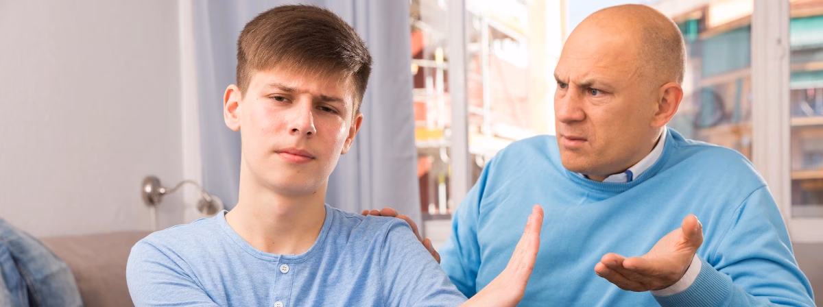 Un padre discutiendo con su hijo