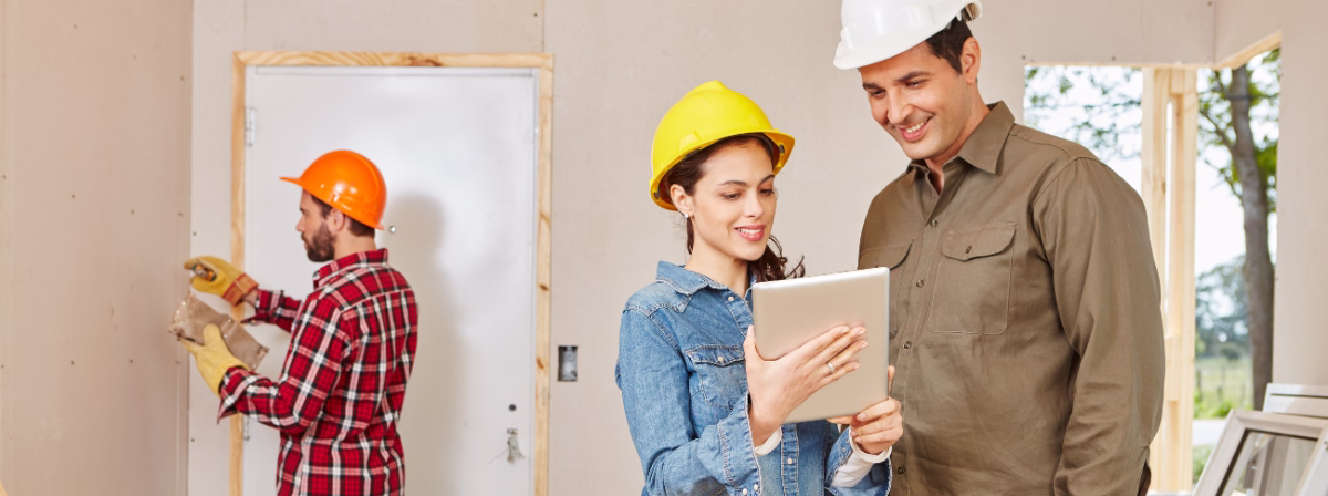 obreros reformando una vivienda