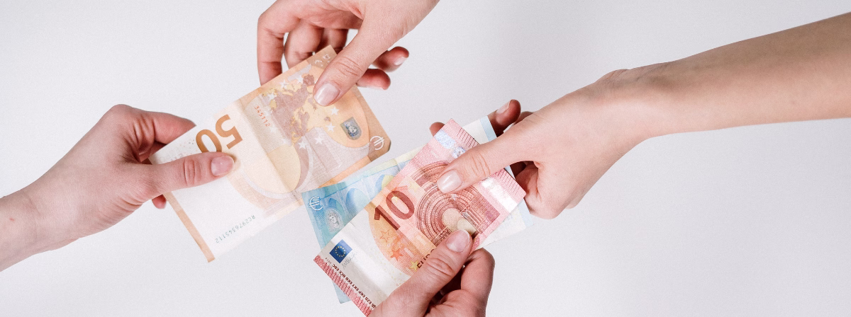 padres donando dinero a hijos
