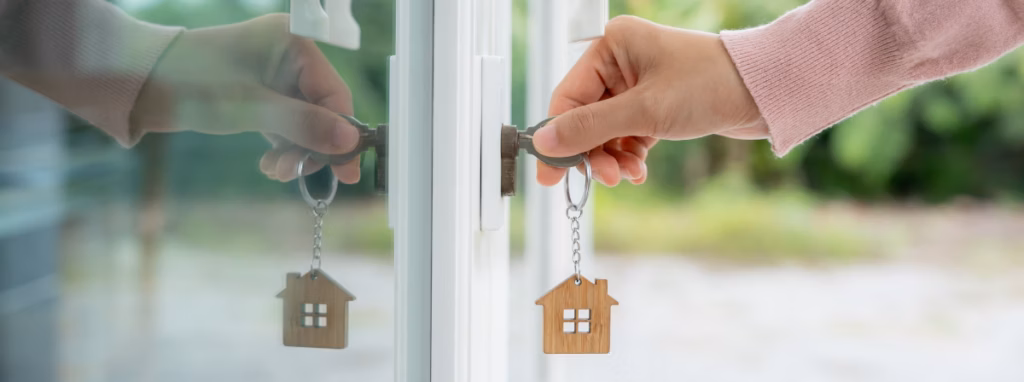 Persona abriendo la puerta de su casa 