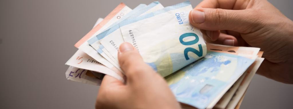 Persona contando dinero en efectivo