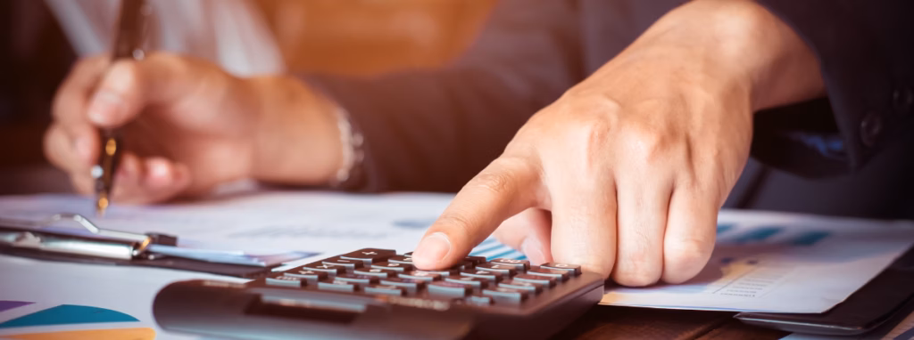 Persona calculando impuesto de sucesiones