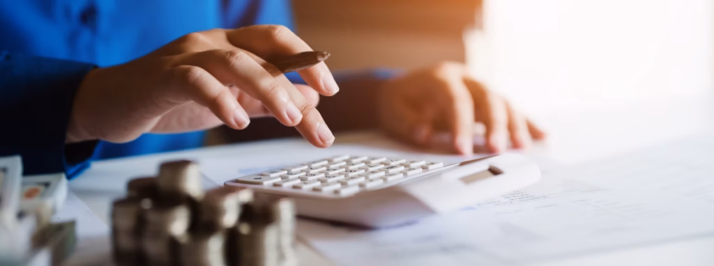 Persona revisando información sobre herencias