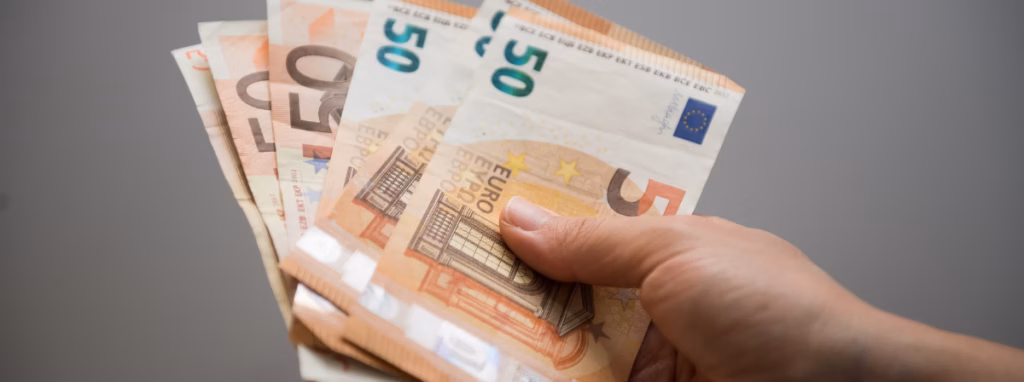 Billetes de cincuenta euros en efectivo
