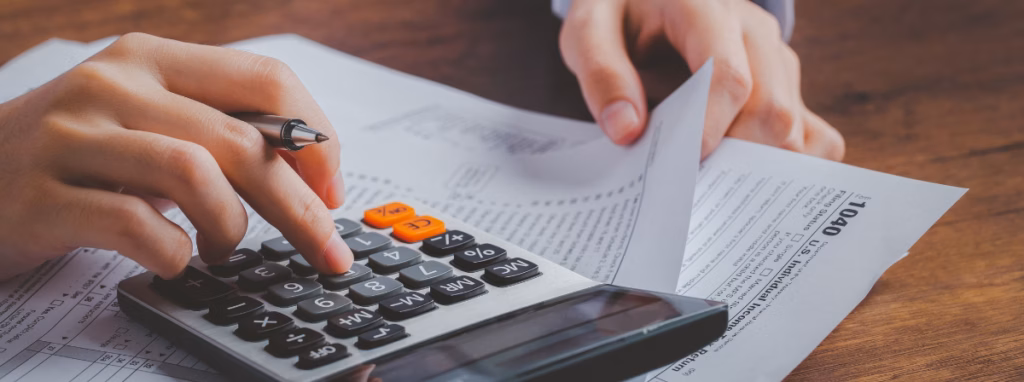 Persona haciendo cálculos para hacer la declaración de la renta como autónomo