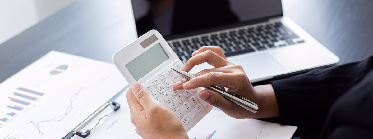 Persona con calculadora