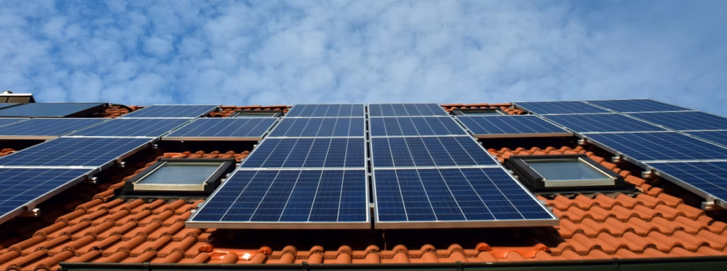 tejado con placas solares 