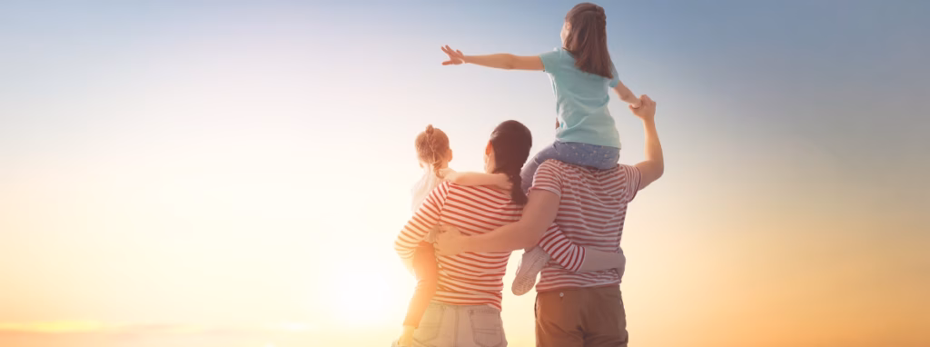 Familia en una puesta de sol 